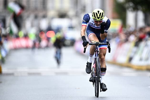 French Thomas Tarou (MC1) celebrates as he crosses the finish line to win the UCI Para-cycling Road World Championships, Sunday 31 August 2025, in Ronse. The UCI Para-Cycling Road World Championships take place from 28 to 31 Augustus in Ronse. JASPERxJACOBS  x132965259x