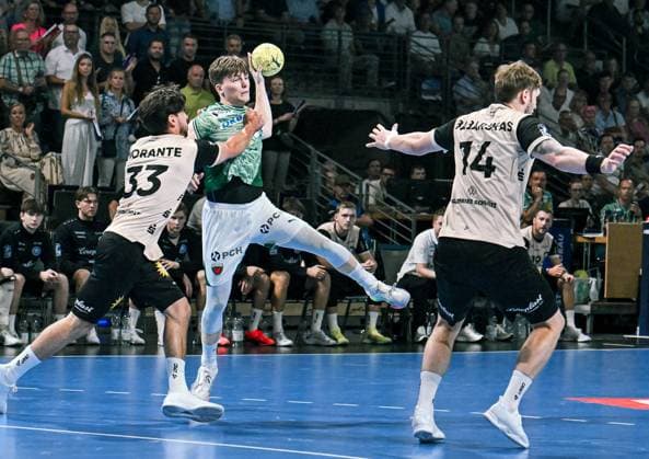 31 08 2025, xlakx, Handball Daikin HBL, Fuechse Berlin Bergischer HC v l Eloy Morante Maldonado Bergischer HC , Nils Lichtlein Fuechse Berlin , Gerdas Babarskas Bergischer HC duel, duel, fight, tackle Berlin Daniel Lakomski