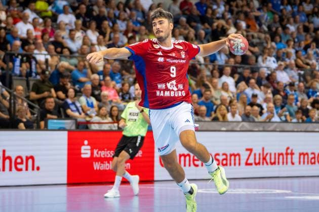 Handball I Men I Season 2025 2026 I Bundesliga I 1 Matchday I TVB Stuttgart HSV Hamburg I 31 08 2025 Jacob Lassen 9, HSV Hamburg im Wurf Stuttgart Porsche Arena Baden Württemberg Germany Copyright: xLobeca MaxxPetershansx