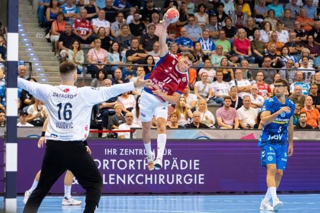 Handball I Men I Season 2025 2026 I Bundesliga I 1 Matchday I TVB Stuttgart HSV Hamburg I 31 08 2025 Nicolaj Jorgensen 11, HSV Hamburg throwing, right in defense Antonio Serradilla Cuenca 5, TVB Stuttgart Stuttgart Porsche Arena Baden Württemberg Germany Copyright: xLobeca MaxxPetershansx