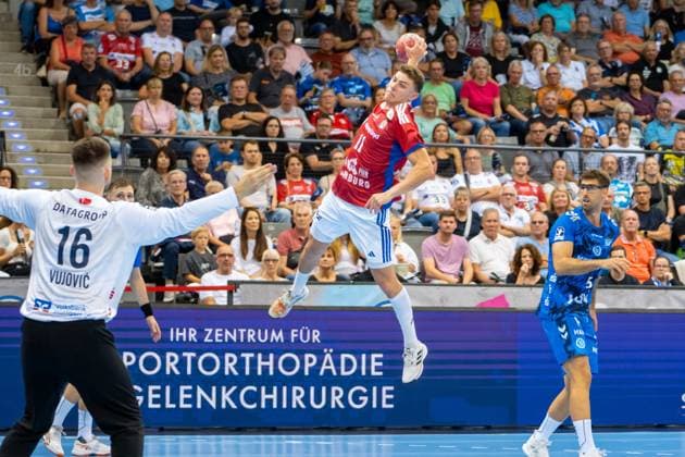 Handball I Men I Season 2025 2026 I Bundesliga I 1 Matchday I TVB Stuttgart HSV Hamburg I 31 08 2025 Nicolaj Jorgensen 11, HSV Hamburg throwing, right in defense Antonio Serradilla Cuenca 5, TVB Stuttgart Stuttgart Porsche Arena Baden Württemberg Germany Copyright: xLobeca MaxxPetershansx