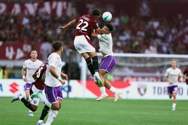 Cesare Casadei (Torino Fc) und Simon Sohm (Acf Fiorentina) battle for the ball, Serie A, Torino FC v ACF Fiorentina, Olimpico, August 31, 2025, Turin, Italy.