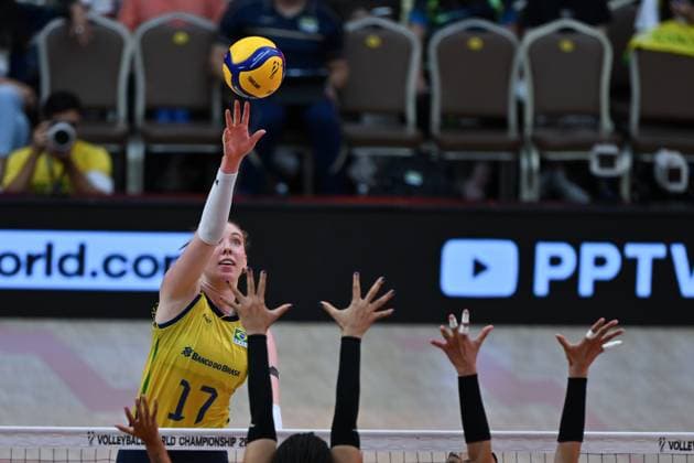 Brazil v Dominican Republic - FIVB Women’s World Volleyball Championship BANGKOK, THAILAND - AUGUST 31: Julia Isabelle Bergmann (17) of Brazil in action during the FIVB Women s World Volleyball Championship match between Brazil and Dominican Republic at Huamark Indoor Stadium in Bangkok, Thailand on August 31, 2025. Mustafa Hatipoglu Anadolu Banghok Thailand. Editorial use only. Please get in touch for any other usage.  Copyright: x2025xAnadoluxMustafaxHatipoglux