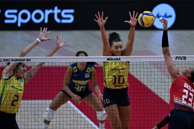 Brazil v Dominican Republic - FIVB Women’s World Volleyball Championship BANGKOK, THAILAND - AUGUST 31: Gabriela Braga Guimaraes (10) of Brazil in action during the FIVB Women s World Volleyball Championship match between Brazil and Dominican Republic at Huamark Indoor Stadium in Bangkok, Thailand on August 31, 2025. Mustafa Hatipoglu Anadolu Banghok Thailand. Editorial use only. Please get in touch for any other usage.  Copyright: x2025xAnadoluxMustafaxHatipoglux