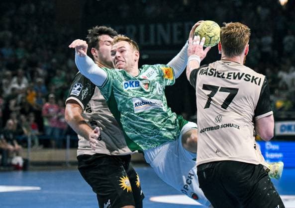 31 08 2025, xlakx, Handball Daikin HBL, Fuechse Berlin Bergischer HC f l Aron Seesing Bergischer HC , Mathias Gidsel Fuechse Berlin , Johannes Wasielewski Bergischer HC goes for a jump shot Berlin Daniel Lakomski