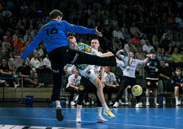 31 08 2025, xlakx, Handball Daikin HBL, Fuechse Berlin Bergischer HC v l Lukas Diedrich Bergischer HC , Mathias Gidsel Fuechse Berlin wirft Tor, Torschuetze, erzielt Tor, Treffer, scores the goal Berlin Daniel Lakomski