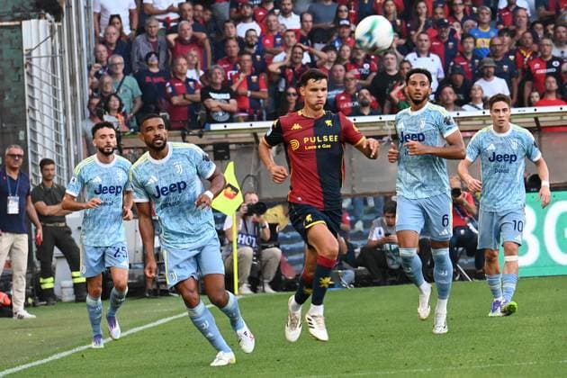 Morten Frendrup (CFC Genoa) against Gleison Bremer (Juventus FC) during Genoa CFC vs Juventus FC, Italian soccer Serie A match in Genoa, Italy, August 31 2025  Copyright: xPasqualexGolia IPAxSportx xipa-agency.netx xx IPA_63783259 IPA_Agency_IPA63783259