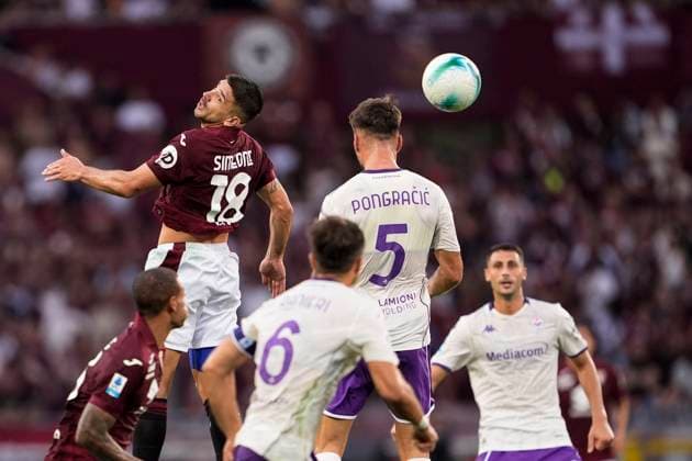 TorinoÕs Giovanni Simeone jumps for the ball with FiorentinaÕs Marin Pongracic during the Serie A soccer match between Torino Fc and Fiorentina at the Stadio Olimpico Grande Torino in Turin, north west Italy - August 31, 2025. - Soccer  Copyright: xFabioxFerrari LaPressex