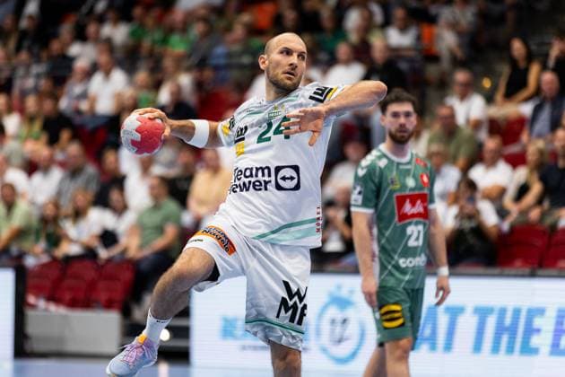 Marcel SCHILLER FRISCH AUF Goeppingen, 24 shoots shoots a seven-meter, scores a goal, action, goal throw GWD Minden GWD vs FRISCH AUF Goeppingen FAG , handball, men, Daikin Handball Bundesliga HBL , 1 Matchday, Season 2025 2026, 31 08 2025 GWD Minden GWD vs FRISCH AUF Goeppingen FAG , Handball, Men, Daikin Handball Bundesliga HBL , 1 Matchday, Season 2025 2026, 31 08 2025 Luebbecke Copyright: xEibnerxPressefoto OliverxSchmidtx EP_OST