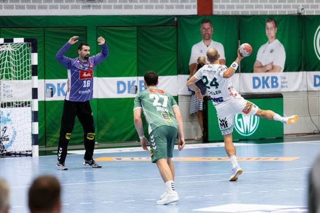 Marcel SCHILLER FRISCH AUF Goeppingen, 24 shoots a seven-meter penalty against his former teammate Tibor Ivanisevic GWD Minden, 12 GWD Minden GWD vs FRISCH AUF Goeppingen FAG , Handball, Men, Daikin Handball Bundesliga HBL , 1 Matchday, Season 2025 2026, 31 08 2025 GWD Minden GWD vs FRISCH AUF Goeppingen FAG , Handball, Men, Daikin Handball Bundesliga HBL , 1 Matchday, Season 2025 2026, 31 08 2025 Luebbecke Copyright: xEibnerxPressefoto OliverxSchmidtx EP_OST