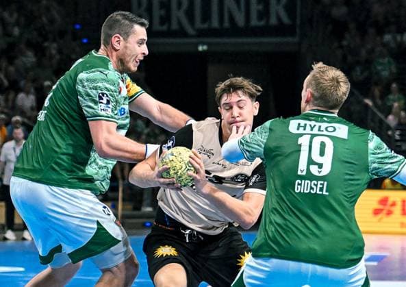 31 08 2025, xlakx, Handball Daikin HBL, Fuechse Berlin Bergischer HC v l Mijajlo Marsenic Fuechse Berlin , Soeren Steinhaus Bergischer HC , Mathias Gidsel Fuechse Berlin duel, duel, fight, tackle Berlin Daniel Lakomski