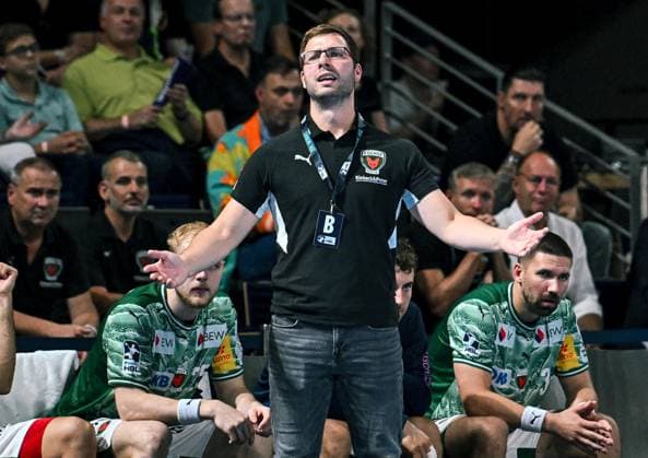 31 08 2025, xlakx, Handball Daikin HBL, Fuechse Berlin Bergischer HC v l Matthes Langhoff Fuechse Berlin ,Jaron Siewert Fuechse Berlin coach ,Fabian Wiede Fuechse Berlin disappointed, looks disappointed, disappointed Berlin Daniel Lakomski