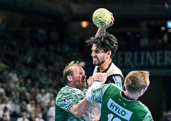 31 08 2025, xlakx, Handball Daikin HBL, Fuechse Berlin Bergischer HC f l Max Darj Fuechse Berlin , Eloy Morante Maldonado Bergischer HC , Mathias Gidsel Fuechse Berlin duel, duel, fight, tackle Berlin Daniel Lakomski