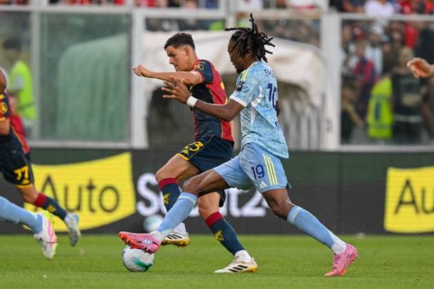 GenoaÕs Valentin Carboni fights for the ball with Juventus Kephren Thuram during the Serie A soccer match between Genoa and Juventus at the Luigi Ferraris Stadium in Genoa, Italy - Sunday, August 31, 2025. - Soccer .  Copyright: xTanoxPecoraro LaPressex