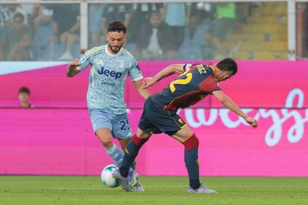 GenoaÕs Johan Vasquez fights for the ball with Juventus Joao Mario during the Serie A soccer match between Genoa and Juventus at the Luigi Ferraris Stadium in Genoa, Italy - Sunday, August 31, 2025. - Soccer .  Copyright: xTanoxPecoraro LaPressex