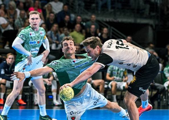 31 08 2025, xlakx, Handball Daikin HBL, Fuechse Berlin Bergischer HC v l Lukas Herburger Fuechse Berlin , Lars Kooij Bergischer HC duel, duel, fight, tackle Berlin Daniel Lakomski