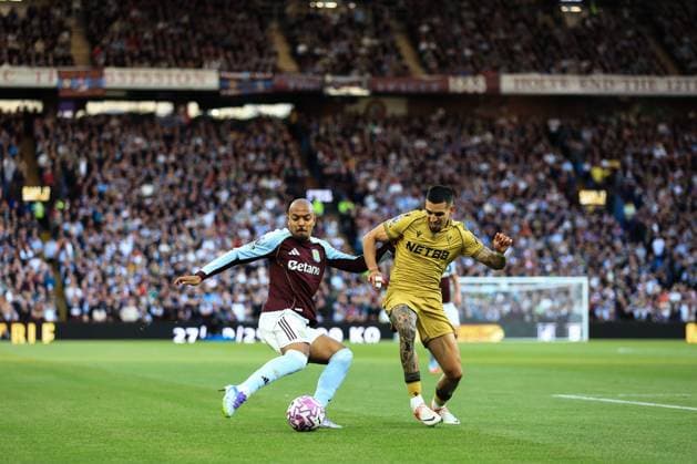 Birmingham, England, 31st August 2025. Donyell Malen of Aston Villa crosses the ball whilst getting pressured by Daniel Munoz of Crystal Palace during the Aston Villa vs Crystal Palace Premier League match at Villa Park, Birmingham. Picture credit should read: Jessica Hornby Sportimage EDITORIAL USE ONLY. No use with unauthorised audio, video, data, fixture lists, club league logos or live services. Online in-match use limited to 120 images, no video emulation. No use in betting, games or single club league player publications. SPI_041_JH_Villa_Palace SPI-4102-0041