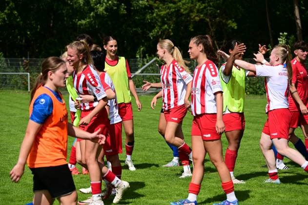 31 08 2025 xkhx Kassel Regionalliga Süd Season 2025 2026 Women KSV Hessen Kassel FFC Wacker München The KSV Hessen Kassel players celebrate their well-deserved victory