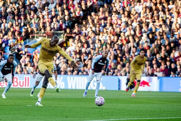 Aston Villa v Crystal Palace Premier League 31 08 2025. GOAL scores 1-0 Crystal Palace forward Jean-Philippe Mateta (14) scores from penalty during the Premier League match between Aston Villa and Crystal Palace at Villa Park, Birmingham, England on 31 August 2025. Birmingham Villa Park West Midlands England Editorial use only DataCo restrictions apply See www.football-dataco.com , Copyright: xManjitxNarotrax PSI-22724-0013