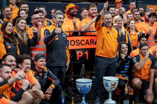 2025 Formula One Dutch Grand Prix Circuit Zandvoort, Zandvoort, Netherlands. 31.August.2025; Lando Norris and Oscar Piastri celebrates with McLaren F1 Team during Formula One Italian Grand Prix (Photo by Jay Hirano) Zandvoort Circuit Zandvoort Netherlands Copyright: xJayxHiranox