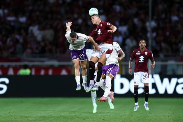 Torino Fc - ACF Fiorentina Robin Gosens of Acf Fiorentina and Cesare Casadei of Torino Fc battle for the ball during the Serie A match beetween Torino Fc and ACF Fiorentina at Stadio Olimpico on August 31, 2025 in Turin, Italy . Torino Stadio Olimpico Italy Copyright: xMarcoxCanonierox