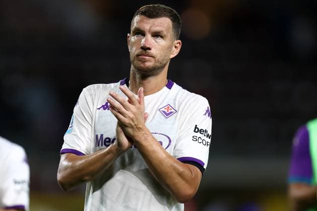 Torino Fc - ACF Fiorentina Edin Dzeko of Acf Fiorentina greets the fans at the end of the Serie A match beetween Torino Fc and ACF Fiorentina at Stadio Olimpico on August 31, 2025 in Turin, Italy . Torino Stadio Olimpico Italy Copyright: xMarcoxCanonierox