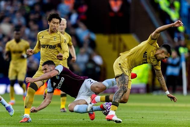 Aston Villa v Crystal Palace Premier League 31 08 2025. Aston Villa midfielder John?McGinn (7) battles for possession with Crystal Palace defender Daniel Munoz (2) during the Premier League match between Aston Villa and Crystal Palace at Villa Park, Birmingham, England on 31 August 2025. Birmingham Villa Park West Midlands England Editorial use only DataCo restrictions apply See www.football-dataco.com , Copyright: xManjitxNarotrax PSI-22724-0027