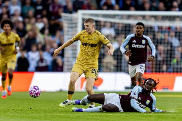 Aston Villa v Crystal Palace Premier League 31 08 2025. Crystal Palace midfielder Adam Wharton (20) battles for possession with Aston Villa forward Evann Guessand (29) during the Premier League match between Aston Villa and Crystal Palace at Villa Park, Birmingham, England on 31 August 2025. Birmingham Villa Park West Midlands England Editorial use only DataCo restrictions apply See www.football-dataco.com , Copyright: xManjitxNarotrax PSI-22724-0029