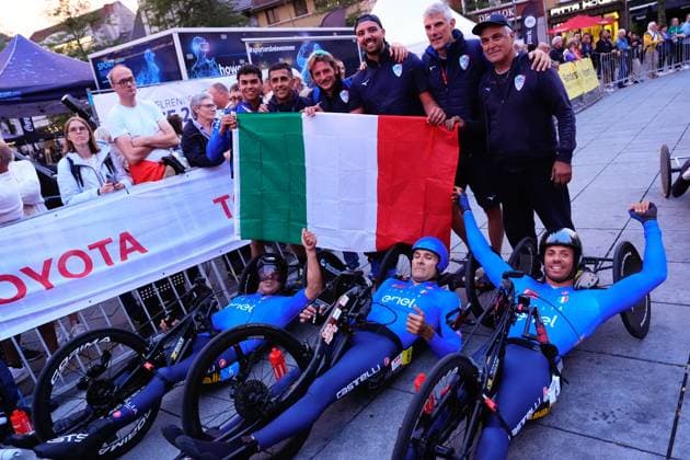 2025 UCI Para-cycling Road World Championships Picture by Olly Hassell SWpix.com - 31 08 2025 - Cycling - 2025 UCI Para-cycling Road World Championships - Ronse, Flanders, Belgium - Team Relay - Italy - Davide Cortini (Italy) Luca Mazzone (Italy) and Mirko Testa (Italy) Win Bronze Copyright: x xSWpix.comx(t axPhotographyxHubxLtd)xOllyxHassell SWpix.comx SWP-3069-2035
