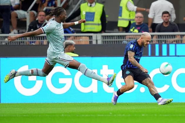 Inter MilanÕs Federico Dimarco .fights for the ball with Udinese s Kingsley Ehizibue during the Serie A soccer match between Inter and Udinese at the San Siro Stadium in Milan , north Italy - Sunday , August 31 , 2025. - Soccer .  Copyright: xSpada LaPressex