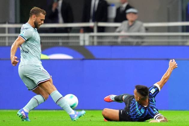 Inter MilanÕs Lautaro Martinez .fights for the ball with UdineseÕs Sandi Lovric during the Serie A soccer match between Inter and Udinese at the San Siro Stadium in Milan , north Italy - Sunday , August 31 , 2025. - Soccer .  Copyright: xSpada LaPressex