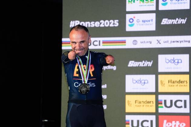 2025 UCI Para-cycling Road World Championships Picture by Olly Hassell SWpix.com - 31 08 2025 - Cycling - 2025 UCI Para-cycling Road World Championships - Ronse, Flanders, Belgium - Men C1 Road Race Podium - Ricardo Ten Argiles (Spain) receiving the Silver Medal Copyright: x xSWpix.comx(t axPhotographyxHubxLtd)xOllyxHassell SWpix.comx SWP-3069-2050
