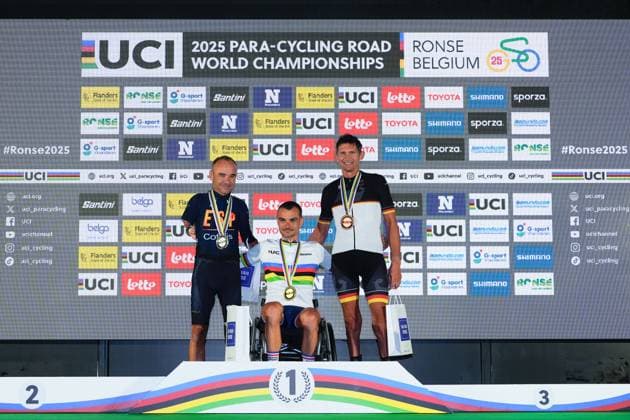 2025 UCI Para-cycling Road World Championships Picture by Olly Hassell SWpix.com - 31 08 2025 - Cycling - 2025 UCI Para-cycling Road World Championships - Ronse, Flanders, Belgium - Men C1 Road Race Podium - Thomas Tarou (France) receiving the Gold Medal to become World Champion, Ricardo Ten Argiles (Spain) receiving the Silver Medal and Michael Teuber (Germany) receiving the Bronze Medal Copyright: x xSWpix.comx(t axPhotographyxHubxLtd)xOllyxHassell SWpix.comx SWP-3069-2053