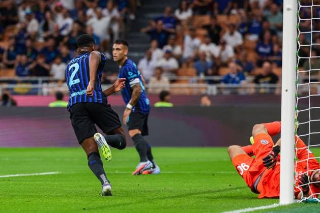 Denzel Dumfries of FC Internazionale celebrates after scoring a goal during Serie A 2025 26 football match between FC Internazionale and Udinese Calcio at San Siro Stadium  Copyright: xFabrizioxCarabelli IPAxSportx xipa-agency.netx xx IPA_63788785 IPA_Agency_IPA63788785
