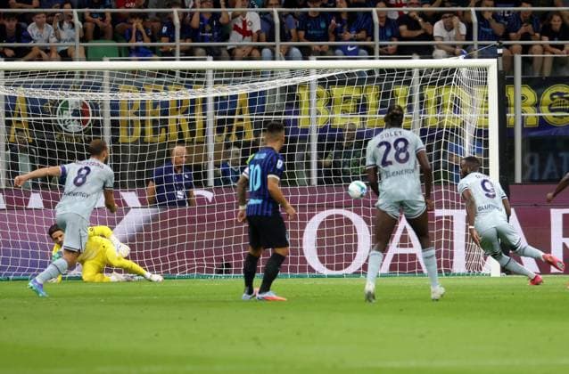 August 31, 2025, Milan, MILAN: Udinese s Keinan Davis (R) scores on penalty against Inter Milan™s goalkeeper Yann Sommer goal of 1 to 1 during the Italian serie A soccer match between Inter and Udinese at Giuseppe Meazza stadium in Milan, 25 August 2025..ANSA MATTEO BAZZI. Soccer; Serie A: Inter Vs Udinese  - ZUMAa110 20250831_zaf_a110_056 Copyright: xMatteoxBazzix