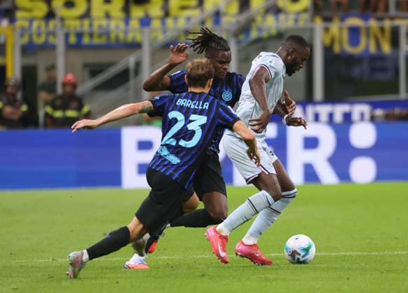 August 31, 2025, Milan, MILAN: Udinese s Keinan Davis (R) challenges for the ball with Inter Milan™s NicolÃ² Barella (L) and his teammate Yann Bissseck during the Italian serie A soccer match between Inter and Udinese at Giuseppe Meazza stadium in Milan, 25 August 2025..ANSA MATTEO BAZZI. Soccer; Serie A: Inter Vs Udinese  - ZUMAa110 20250831_zaf_a110_071 Copyright: xMatteoxBazzix