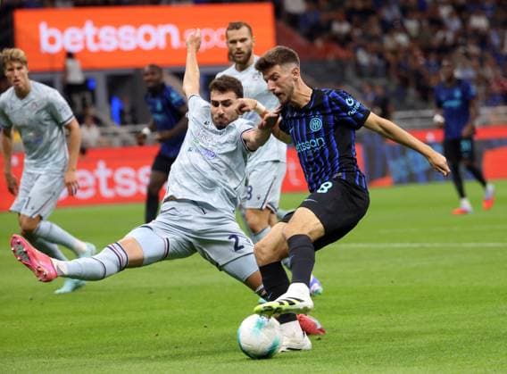August 31, 2025, Milan, MILAN: Inter Milan™s Petar Sucic (R) kicks against Udinese s Saba Goglichidze during the Italian serie A soccer match between Inter and Udinese at Giuseppe Meazza stadium in Milan, 25 August 2025..ANSA MATTEO BAZZI. Soccer; Serie A: Inter Vs Udinese  - ZUMAa110 20250831_zaf_a110_079 Copyright: xMatteoxBazzix