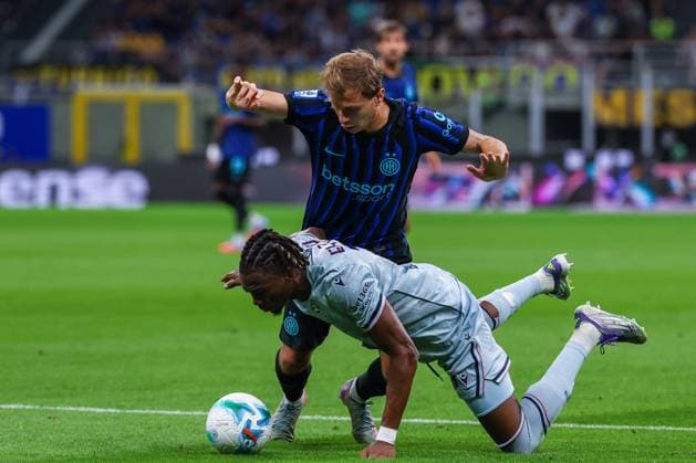 FC Internazionale vs Udinese Calcio Serie A 2025 26 31 08 2025 Nicolo Barella of FC Internazionale competes for the ball with Kingsley Ehizibue of Udinese Calcio during Serie A 2025 26 football match between FC Internazionale and Udinese Calcio at San Siro Stadium Copyright: xBEAUTIFULxSPORTS Carabellix