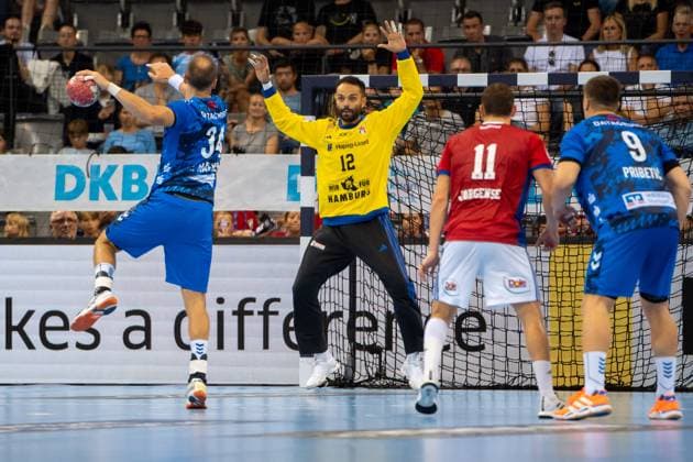 Handball I Men I Season 2025 2026 I Bundesliga I 1 Matchday I TVB Stuttgart HSV Hamburg I 31 08 2025 Mohamed Essam Moustafa El Tayar 12, HSV Hamburg in goal, Kai Häfner 34, TVB Stuttgart at the seven-meter Stuttgart Porsche Arena Baden Württemberg Germany Copyright: xLobeca MaxxPetershansx