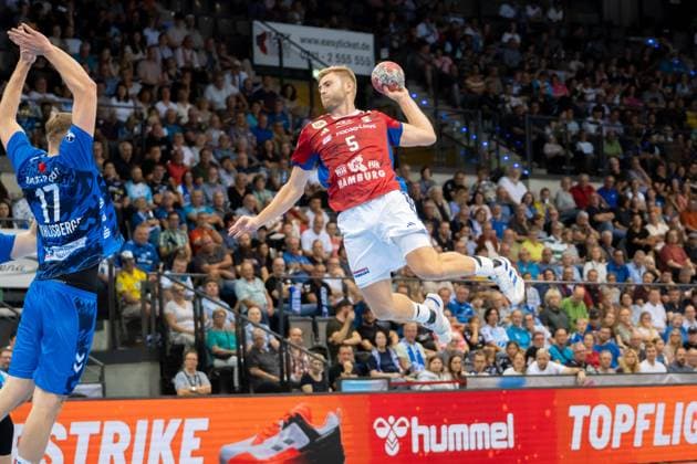 Handball I Men I Season 2025 2026 I Bundesliga I 1 Matchday I TVB Stuttgart HSV Hamburg I 31 08 2025 Oliver Norlyk 5, HSV Hamburg im Wurf Stuttgart Porsche Arena Baden Württemberg Germany Copyright: xLobeca MaxxPetershansx