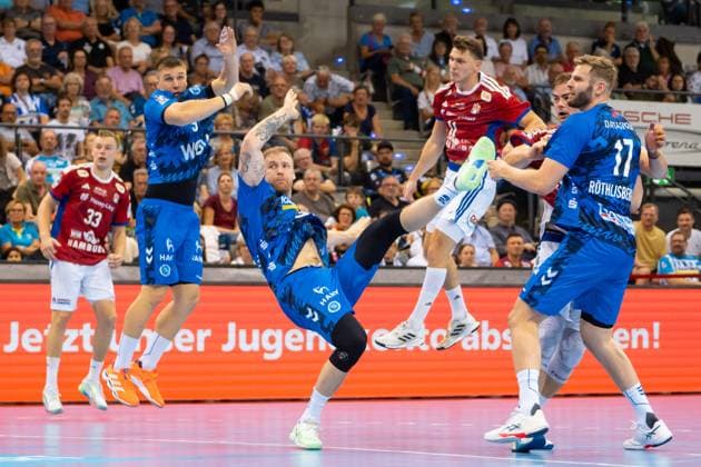 Handball I Men I Season 2025 2026 I Bundesliga I 1 Matchday I TVB Stuttgart HSV Hamburg I 31 08 2025 Stuttgarts defense faltering, v L Gianfranco Pribetic 9, TVB Stuttgart , Jonas Truchanovicius 37, TVB Stuttgart , Nicolaj Jorgensen 11, HSV Hamburg , Samuel Röthlisberger 17, TVB Stuttgart Stuttgart Porsche Arena Baden Württemberg Germany Copyright: xLobeca MaxxPetershansx