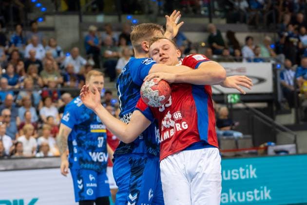 Handball I Men I Season 2025 2026 I Bundesliga I 1 Matchday I TVB Stuttgart HSV Hamburg I 31 08 2025 Moritz Sauter 33, HSV Hamburg with ball is defended by Samuel Röthlisberger 17, TVB Stuttgart Stuttgart Porsche Arena Baden Württemberg Germany Copyright: xLobeca MaxxPetershansx