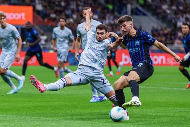 Petar Sucic of FC Internazionale competes for the ball with Saba Goglichidze of Udinese Calcio during Serie A 2025 26 football match between FC Internazionale and Udinese Calcio at San Siro Stadium  Copyright: xFabrizioxCarabelli IPAxSportx xipa-agency.netx xx IPA_63791340 IPA_Agency_IPA63791340