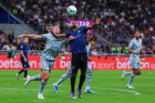 Denzel Dumfries of FC Internazionale competes for the ball with Jakub Piotrowski of Udinese Calcio during Serie A 2025 26 football match between FC Internazionale and Udinese Calcio at San Siro Stadium  Copyright: xFabrizioxCarabelli IPAxSportx xipa-agency.netx xx IPA_63791367 IPA_Agency_IPA63791367