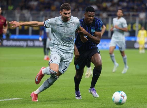 August 31, 2025, Milan, MILAN: Udinese s Saba Goglichidze (L) challenges for the ball withInter Milan™s Denzel Dumfries during the Italian serie A soccer match between Inter and Udinese at Giuseppe Meazza stadium in Milan, 25 August 2025..ANSA MATTEO BAZZI. Soccer; Serie A: Inter Vs Udinese  - ZUMAa110 20250831_zaf_a110_087 Copyright: xMatteoxBazzix