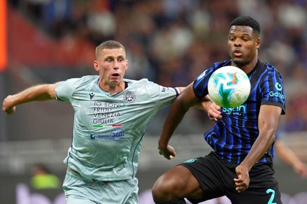 Inter MilanÕs Denzel Dumfries fights for the ball with UdineseÕs Jakub Piotrowski during the Serie A soccer match between Inter and Udinese at the San Siro Stadium in Milan , north Italy - Sunday , August 31 , 2025. - Soccer .  Copyright: xSpada LaPressex
