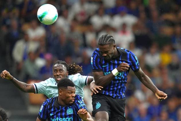 Inter Milan s Marcus Thuram.fights for the ball with Udinese s Jordan Zemura during the Serie A soccer match between Inter and Udinese at the San Siro Stadium in Milan , north Italy - Sunday , August 31 , 2025. - Soccer .  Copyright: xSpada LaPressex