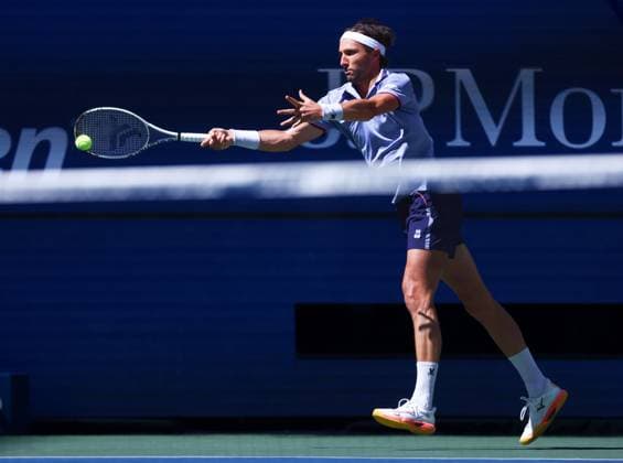 2025 US Open Tennis Championships, Day Eight, Billy Jean-King Tennis Centre, Flushing Meadows, New York, USA, 31 08 2025 Arthur Rinderknech (FRA) in action during his fourth round match against Carlos Alcaraz (ESP) in the 2025 US Open at Flushing Meadows New York Billy Jean King Tennis Centre, Flushing Meadows New York USA Copyright: xMarkxGreenwoodx