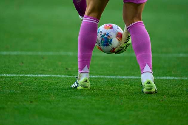 Manuel Neuer, goalkeeper of FC Bayern München catches the ball in the match FC AUGSBURG - FC BAYERN MÜNCHEN 2-3 on Aug 30, 2025 in WWK Arena Augsburg, Germany. Season 2025 2026, 1.Bundesliga, FCB, matchday 2, 2.Spieltag