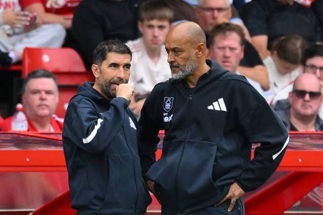 Nottingham Forest v West Ham United - Premier League Rui Pedro Silva, Nottingham Forest assistant manager, and Nuno Espirito Santo, Nottingham Forest head coach, discuss tactics during the Premier League match between Nottingham Forest and West Ham United at the City Ground in Nottingham, United Kingdom, on August 31, 2025. Nottingham Nottinghamshire United Kingdom  Copyright: xMIxNewsx originalFilename:fletcher-nottingh250831_npmzp.jpg
